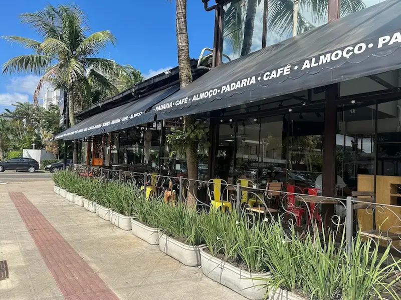 Rua de Florianópolis com locais recomendados por anfitriões, como padarias e cafeterias